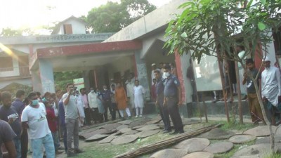 ভাঙ্গায় সংঘাত ছেড়ে বিপুল পরিমান দেশীয় অস্ত্র জমা দিলেন গ্রামবাসী